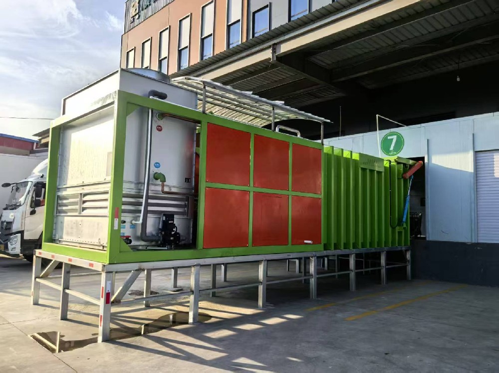 河北大型蔬菜基地量身定制2套處理量6卡板，擁有核心技術(shù)雙極降溫系統(tǒng)真空預(yù)冷機(jī)，安裝調(diào)試完成交付客戶現(xiàn)場(chǎng)，客戶現(xiàn)場(chǎng)原來有一臺(tái)其它廠家的真空預(yù)冷機(jī)，該設(shè)備才使用2年不到就經(jīng)常出現(xiàn)問題，后來看到他朋友處我們的設(shè)備，了解到我們的設(shè)備性能非常穩(wěn)定，沒有任何故障，而且抽完真空的蔬菜表面和夾層中的水份基本帶走，很干爽，發(fā)出去的菜從來沒壞過，才下定決定從我司采購(gòu)2套定制型真空預(yù)冷設(shè)備，感謝客戶對(duì)我們技術(shù)的認(rèn)可！